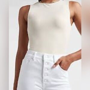 Express Cream Muscle Tee bin 1